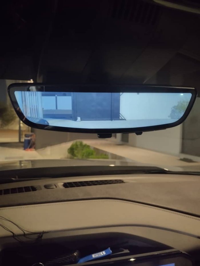 ⁦GMC Interior Rear View Mirror - مراية الدنالي لليوكن والتاهو وللسيرا والسلفرادو اربع ابواب من موديل 19 وفوق⁩ - الصورة ⁦3⁩